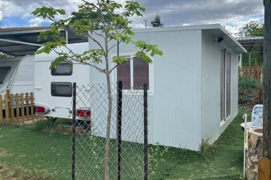 Avance de caravana construido con panel sándwich para estancias en camping
