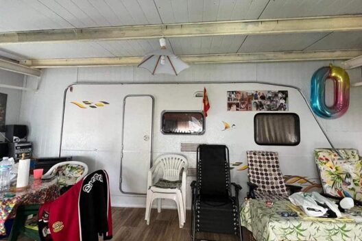 Interior de avance de caravana construido con panel sándwich para estancias en camping