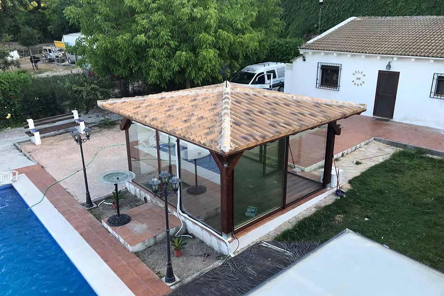 Cerramiento en una pérgola vista exterior