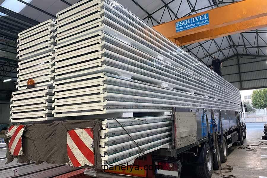 Camión cargado de paneles sándwich para transportar desde almacén de la fábrica