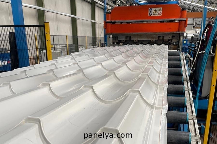 Maquina para la fabricación de panel sándwich teja