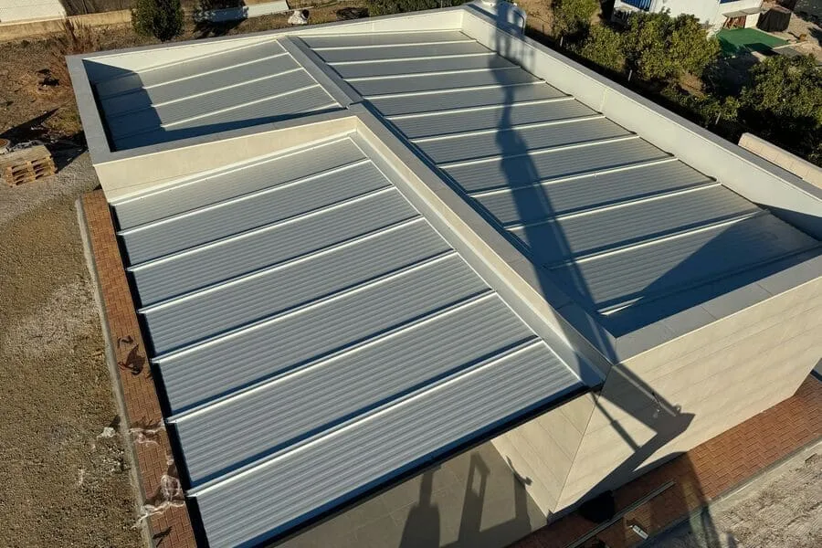 Cubierta de panel sándwich con tapajuntas blanco