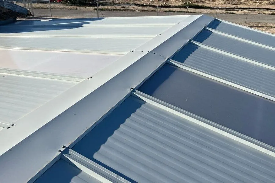 Detalle de cubierta de nave industrial con panel con tapajuntas