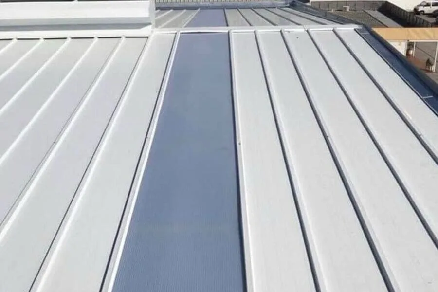 Panel sándwich cubierta con tapajuntas en nave industrial